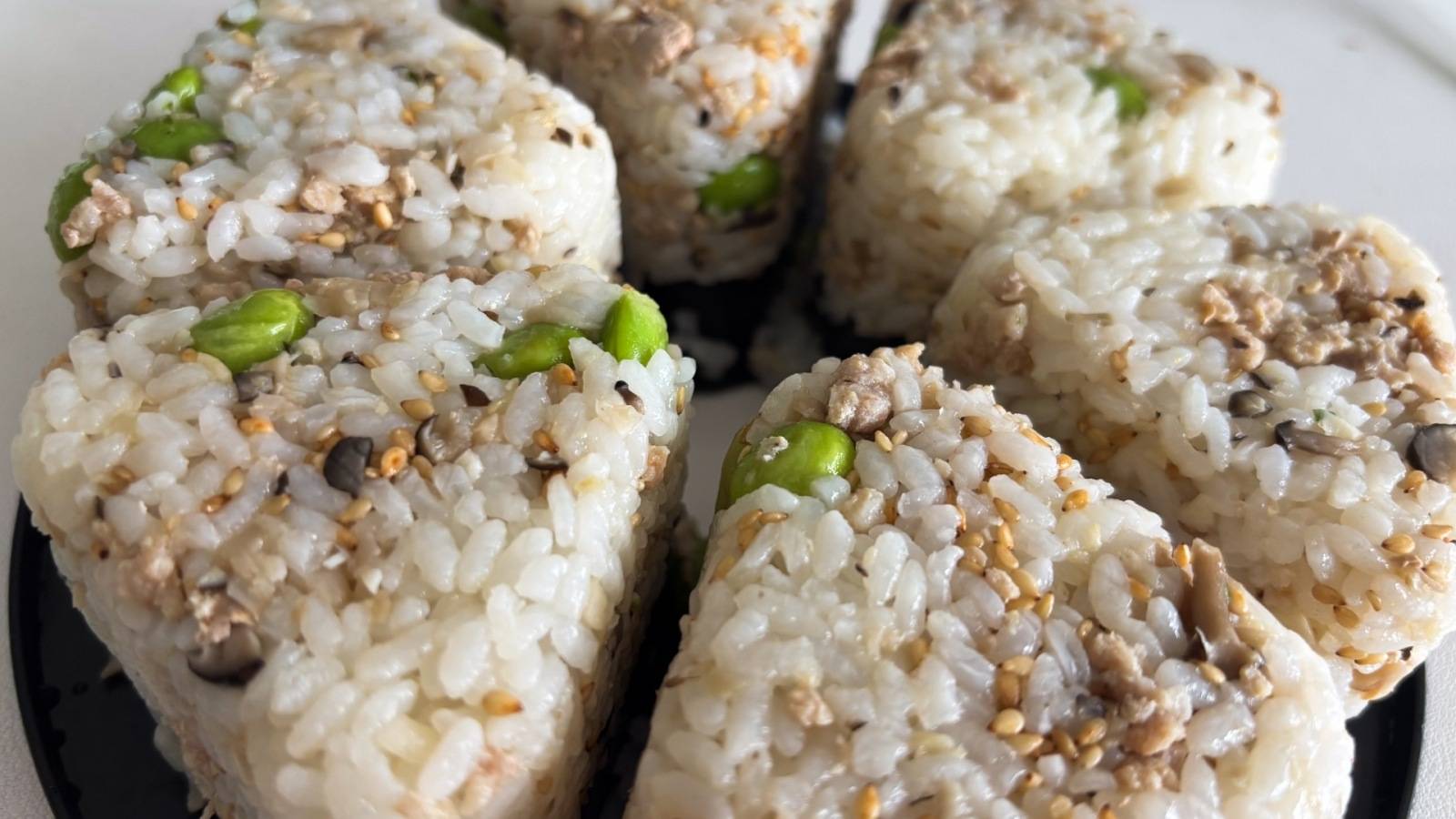 なぜ食後は眠くなる？おにぎりの具を変えるだけで抑えられる理由｜管理栄養士が解説