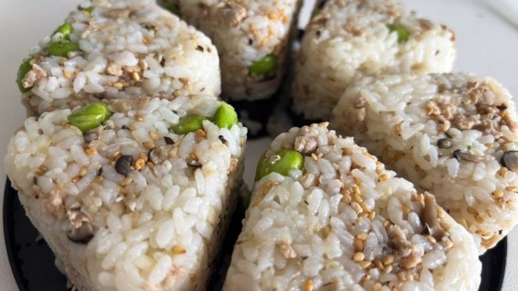 なぜ食後は眠くなる？おにぎりの具を変えるだけで抑えられる理由｜管理栄養士が解説