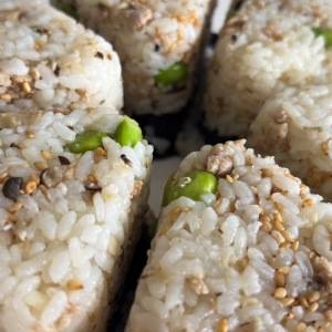 なぜ食後は眠くなる？おにぎりの具を変えるだけで抑えられる理由｜管理栄養士が解説