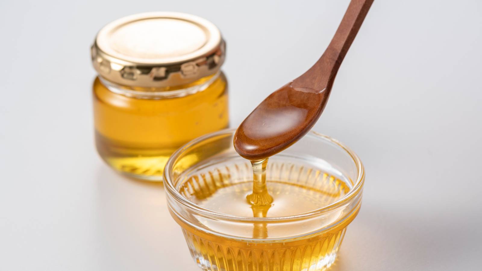 夜はちみつを食べるだけ！睡眠の質を高めるはちみつの食べ方｜管理栄養士が解説