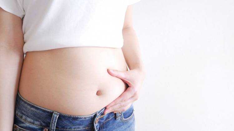 〈下腹が凹む〉椅子に座ってお辞儀するだけ!運動嫌いでもできるぽっこりお腹解消体幹エクササイズ