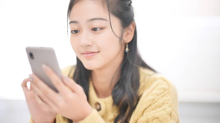 〈埋もれ首の根本原因〉内側に入った肩を本来の位置に戻す簡単チェアエクササイズ