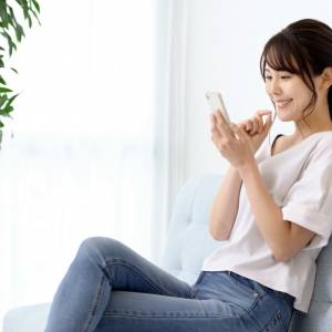 〈意外〉脚を組むのが効果的！尿漏れ予防に◎骨盤底筋を鍛える【座ったまま】姿勢改善チェアヨガ