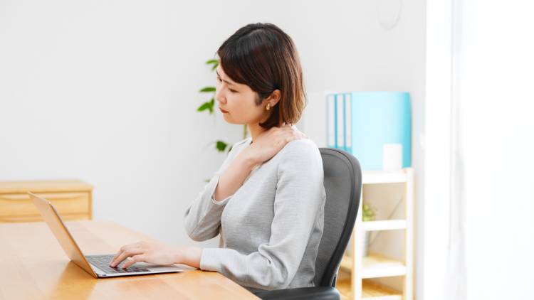 肩こり持ちの人は二の腕が太い！？肩も軽くなって二の腕も細くなる「一石二鳥」ストレッチ