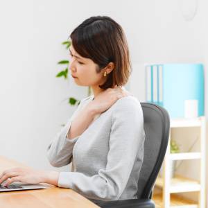 肩こり持ちの人は二の腕が太い！？肩も軽くなって二の腕も細くなる「一石二鳥」ストレッチ