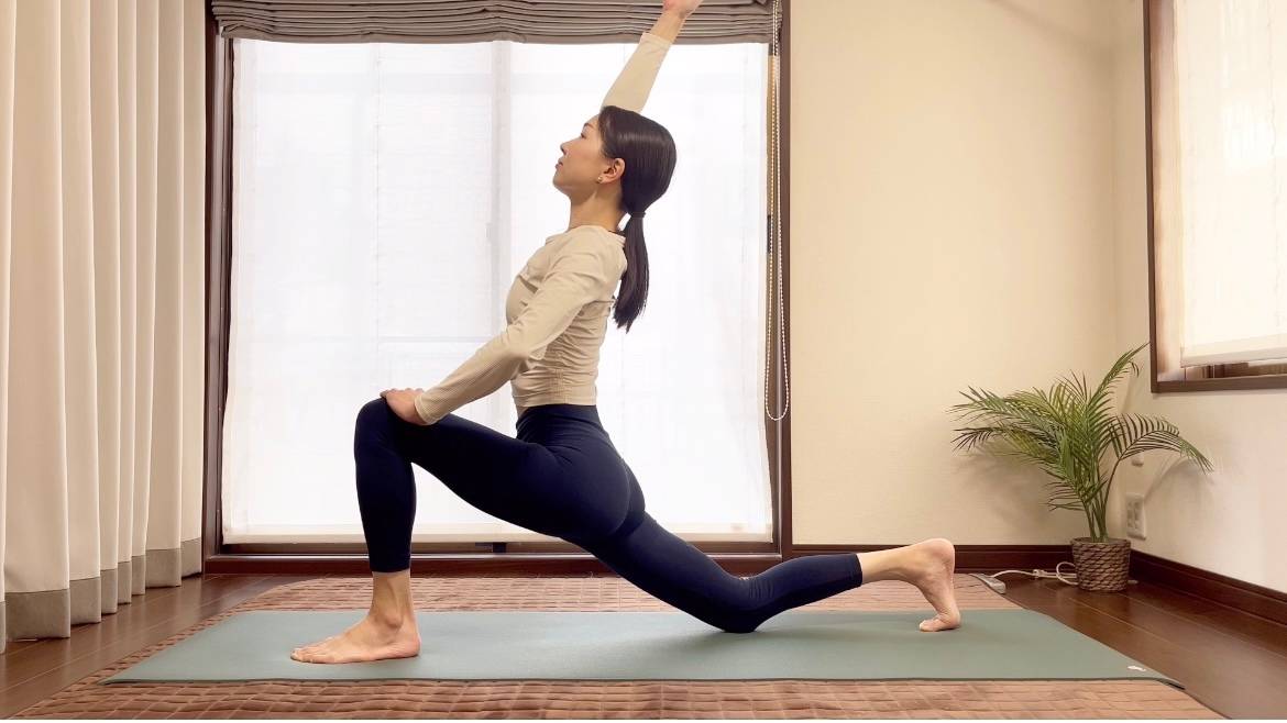 三日月のポーズ