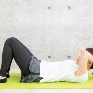 【体が勝手に痩せていく】腰に負担をかけずにできる！秘密の簡単エクササイズ