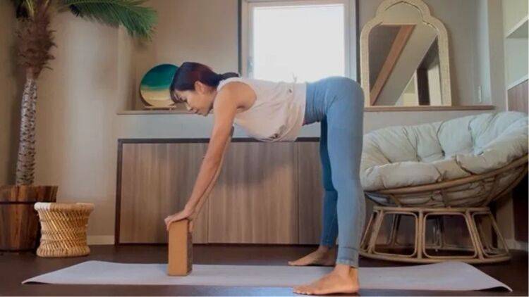 開脚をすると姿勢が崩れる人へ。理由は体の硬さではない？立位＋ブロックで安全に深める練習法