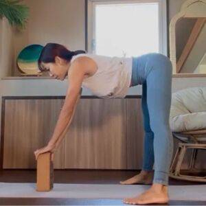 開脚をすると姿勢が崩れる人へ。理由は体の硬さではない？立位＋ブロックで安全に深める練習法