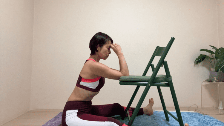 「いつも考え事をしている」「脳が休まらない…」脳疲労を和らげ、感情を鎮めるツボ「印堂」の押し方