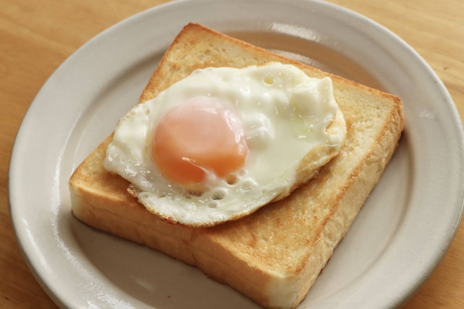 トーストと目玉焼き