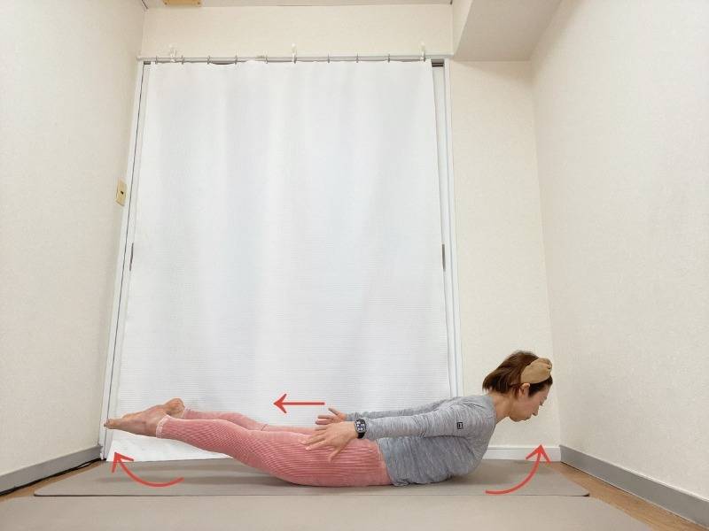 うつ伏せから手足を後ろに伸ばして床から浮かせたバッタのポーズ