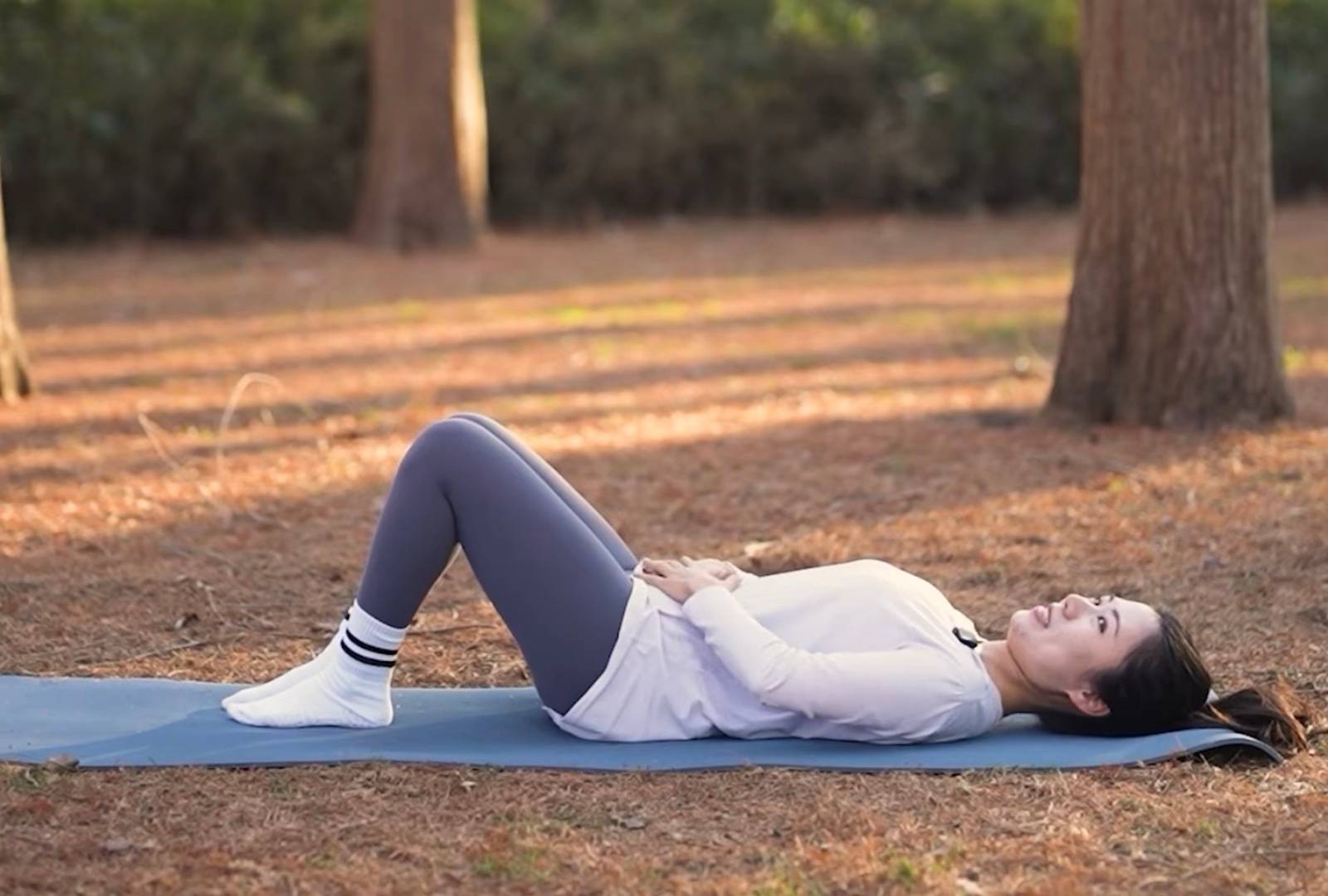 骨盤を後傾させる