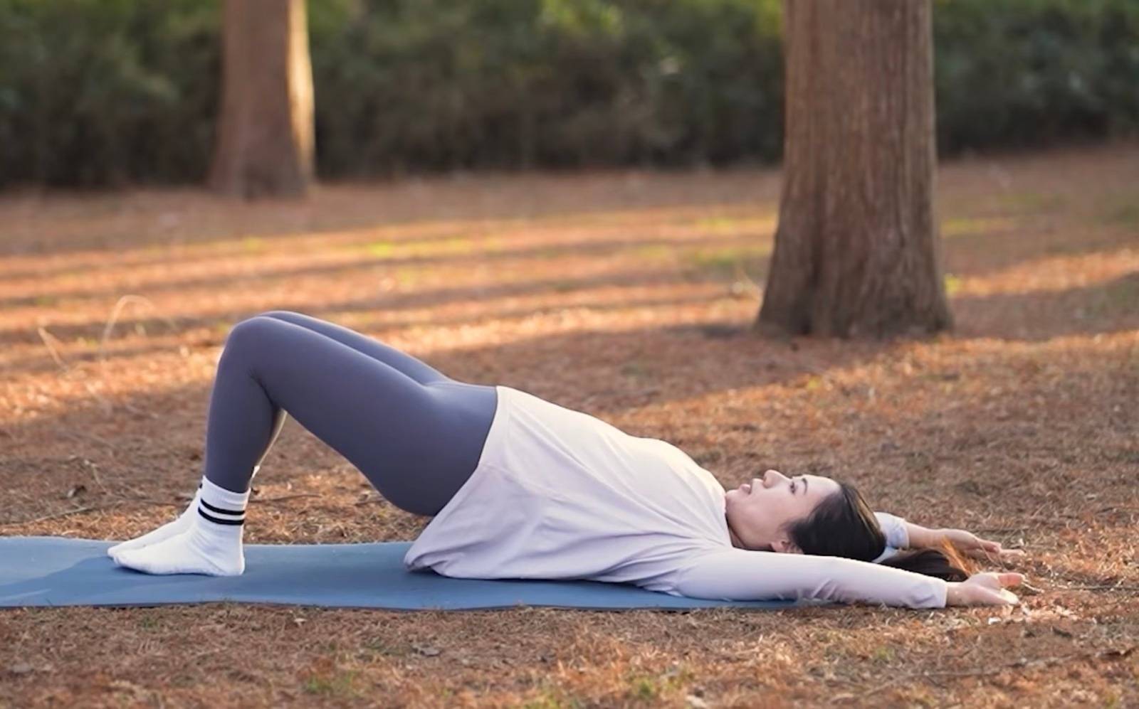 息を吐きながらお尻を持ち上げる
