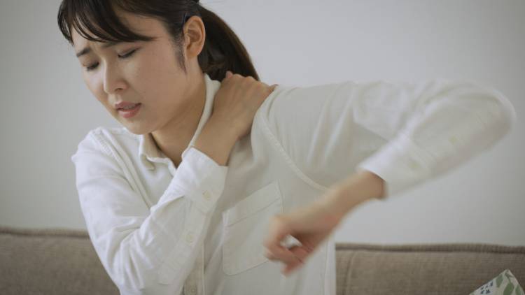 腕の動きが悪いのは別の部位の硬さが原因かも！腕の可動域を広げる「肩甲骨ほぐし」