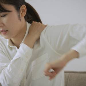 腕の動きが悪いのは別の部位の硬さが原因かも！腕の可動域を広げる「肩甲骨ほぐし」