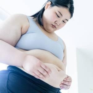 新研究が示唆！肥満は脳の血管を傷つけ「将来の認知症リスク」を高める可能性。予防する方法は？