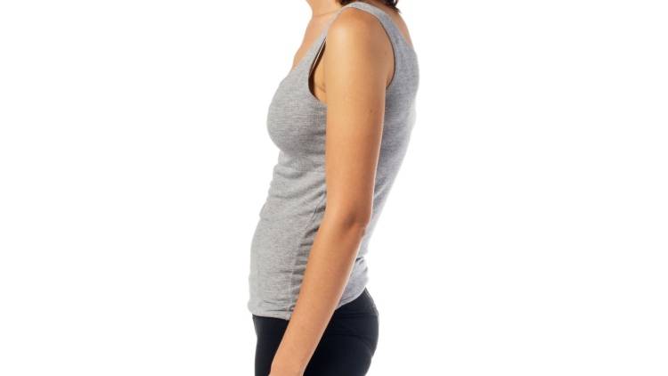 姿勢の悪さは背中だけでなく腰肉の縮みが原因？深層から伸ばして整える姿勢改善ストレッチ