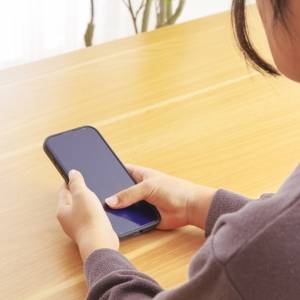 その巻き肩、原因は「肘」！？曲げっぱなしの習慣をリセットする30秒ストレッチ