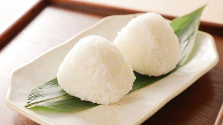 おにぎりひとつで三大栄養素をバランスよく摂れる！おにぎりと組み合わせると良い食材とは？【管理栄養士監修レシピ】