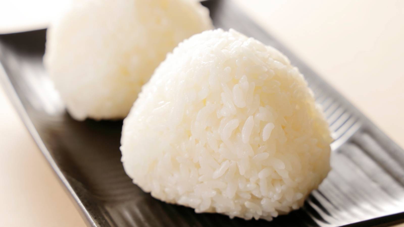 おにぎりひとつで三大栄養素を手軽に摂れる！おにぎりと組み合わせると良い食材とは？【管理栄養士監修レシピ】