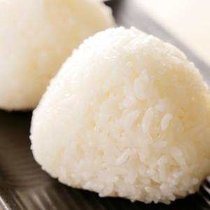 おにぎりひとつで三大栄養素を手軽に摂れる！おにぎりと組み合わせると良い食材とは？【管理栄養士監修レシピ】