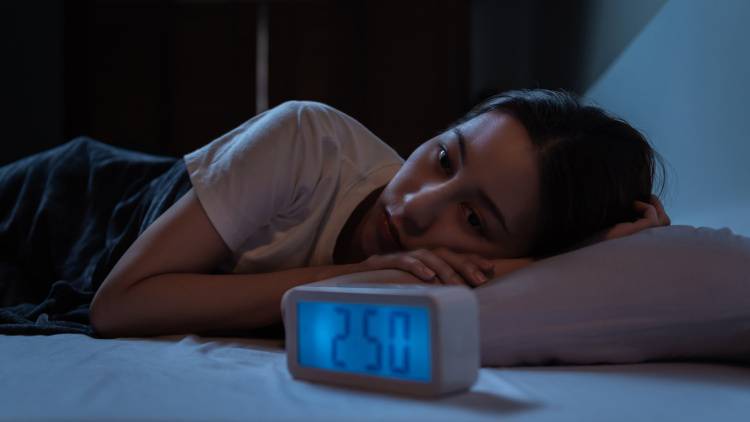 【明日のことが気になって夜眠れない】呼吸を深くして脳を休ませる「睡眠のためのツイストヨガ」