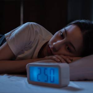 【明日のことが気になって夜眠れない】呼吸を深くして脳を休ませる「睡眠のためのツイストヨガ」