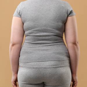 【姿勢がよくなると背中が痩せる！】姿勢をよくして背中の筋肉を鍛える「ブラ上肉解消エクサ」