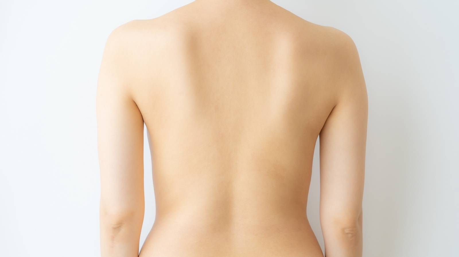  【寝る前5分】1日の終わりに感じる重だるい疲れが軽くなる…頑張らなくていい「背中」のストレッチ 