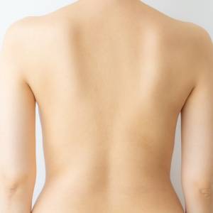 【寝る前5分】1日の終わりに感じる重だるい疲れが軽くなる…頑張らなくていい「背中」のストレッチ