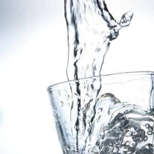 「水は1日2L」って本当？体に合った正しい水の飲み方を管理栄養士が解説