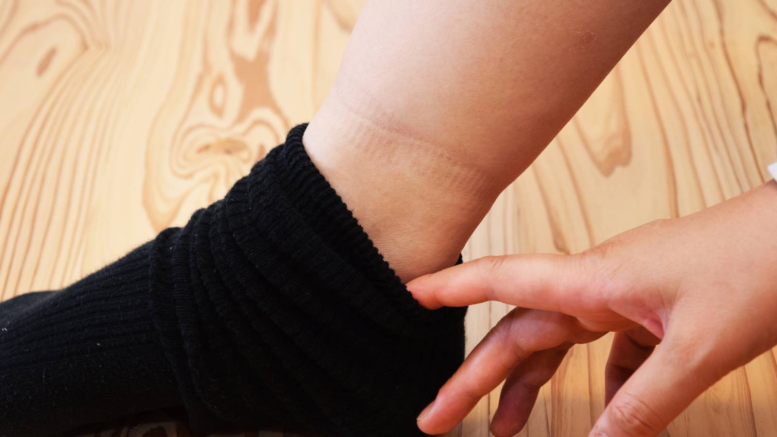  夕方になると靴下の跡がくっきり…。寝る前たった3分で脚のむくみ・冷えを解消！簡単ヨガワーク 