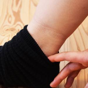 夕方になると靴下の跡がくっきり…。寝る前たった3分で脚のむくみ・冷えを解消！簡単ヨガワーク