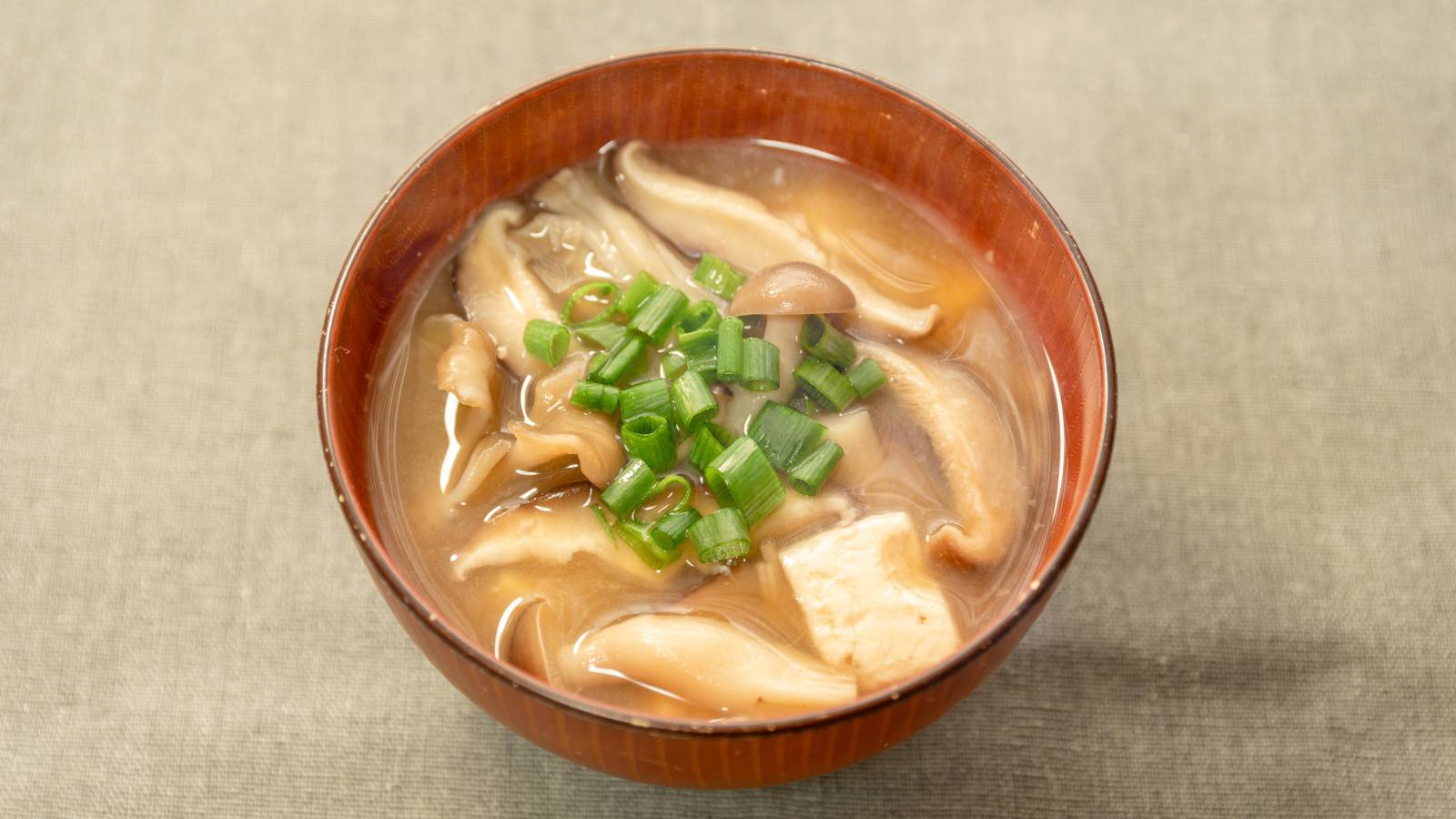 味噌汁に「干ししいたけ」を入れるメリットがすごい！出汁不要で栄養補給も叶う食べ方｜管理栄養士が解説