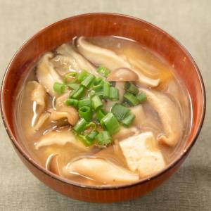 味噌汁に「干ししいたけ」を入れるメリットがすごい！出汁不要で栄養補給も叶う食べ方｜管理栄養士が解説