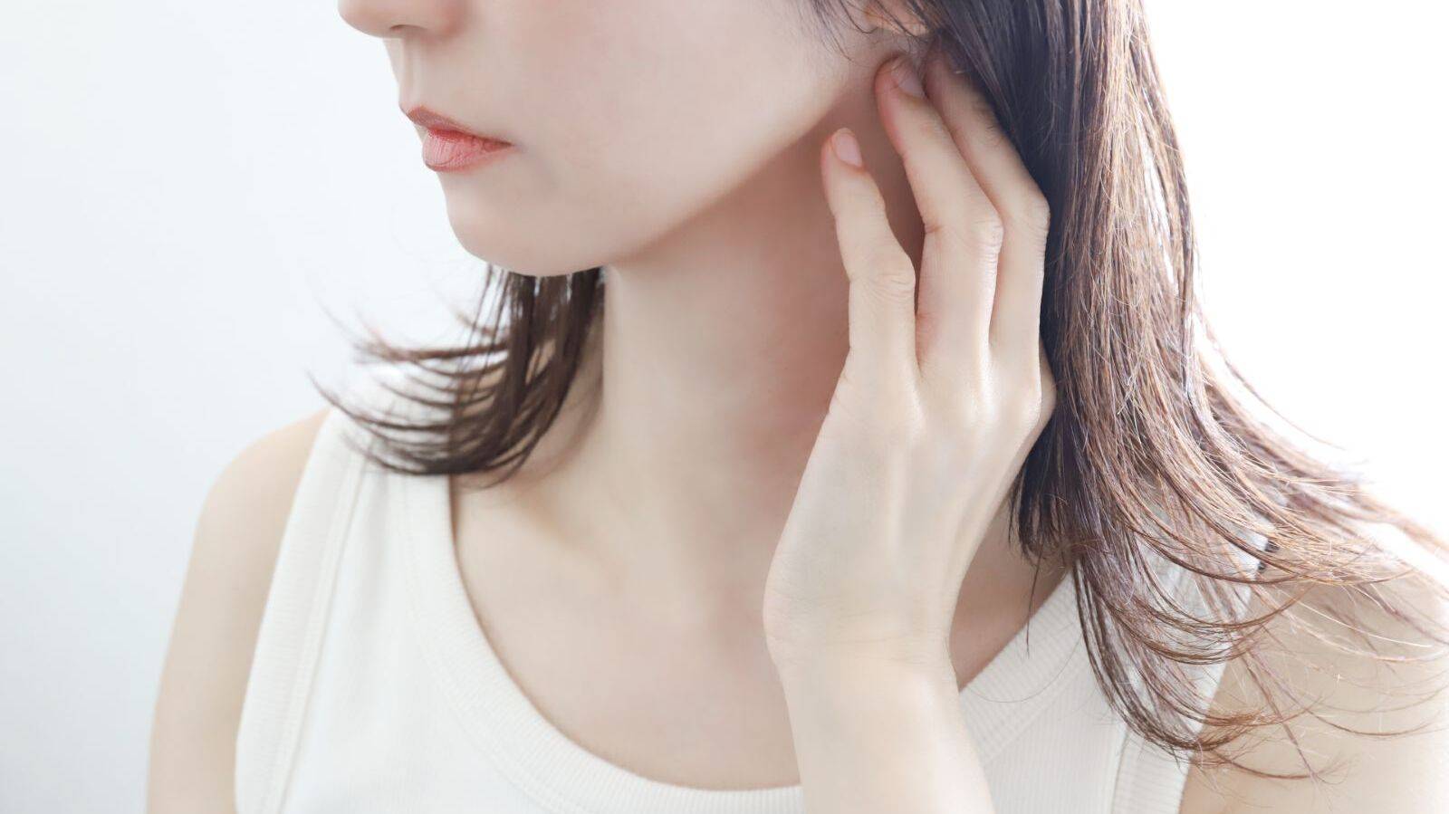 フェイスラインがたるむ意外な原因「腕の付け根」の凝りをほぐす【うつ伏せで5呼吸】ストレッチ