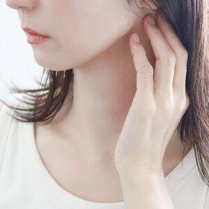 フェイスラインがたるむ意外な原因「腕の付け根」の凝りをほぐす【うつ伏せで5呼吸】ストレッチ