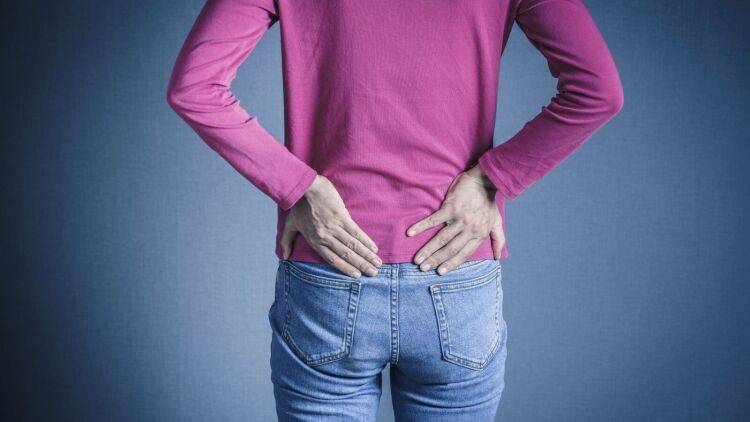 立っている時に感じる腰の鈍痛対策に！「反り腰」をリセット、寝ながら骨盤の位置を整える簡単ストレッチ