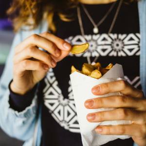 無意識に食べてたわ…。夜、「幸せホルモン」を減らすNG食べ物4選｜管理栄養士が解説