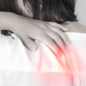 肩のコリや違和感→原因は「脇の下」にある？片腕ずつ無理なく伸ばして肩スッキリ！四つ這いストレッチ