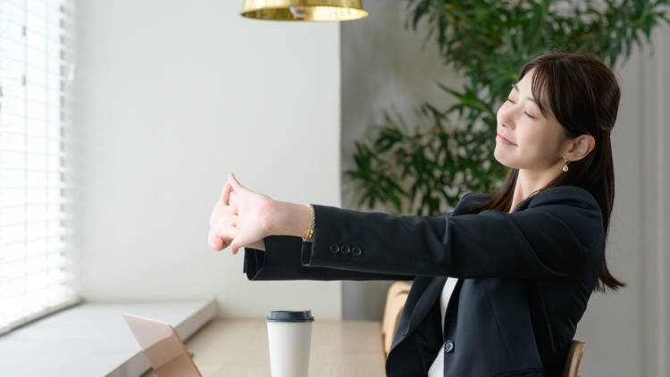 デスクワーカー必見！運動不足を解消、仕事の合間に全身伸ばせる【お手軽チェアストレッチ】