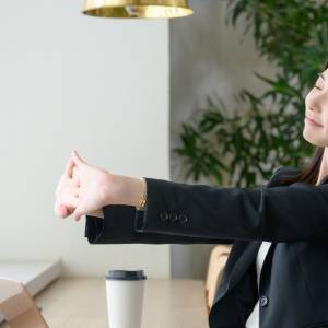 デスクワーカー必見！運動不足を解消、仕事の合間に全身伸ばせる【お手軽チェアストレッチ】