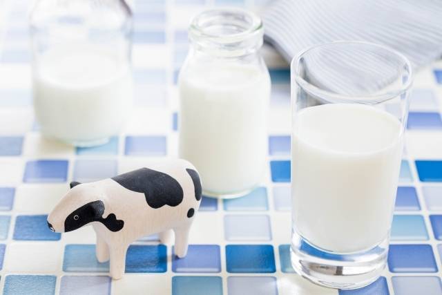 牛乳を飲むと背が伸びるって本当？身長アップに必要な栄養を管理栄養士が解説