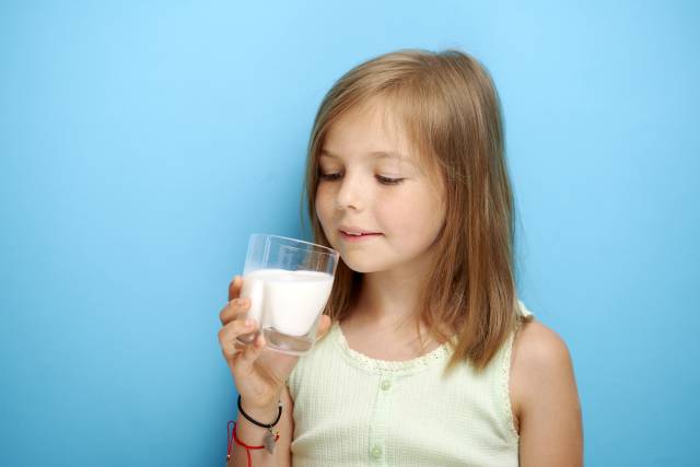 牛乳を飲むと背が伸びるって本当？身長アップに必要な栄養を管理栄養士が解説
