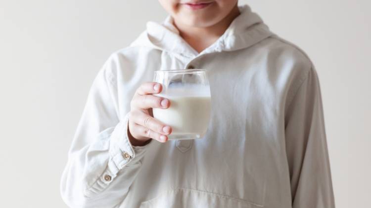 「牛乳を飲むと背が伸びるって本当？」身長アップに必要な栄養を管理栄養士が解説