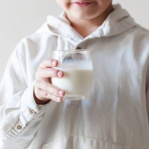 「牛乳を飲むと背が伸びるって本当?」身長アップに必要な栄養を管理栄養士が解説