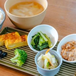 40代から増える「隠れたんぱく質不足」に注意!疲れ・冷えを防ぐ朝昼の食べ方を管理栄養士が解説