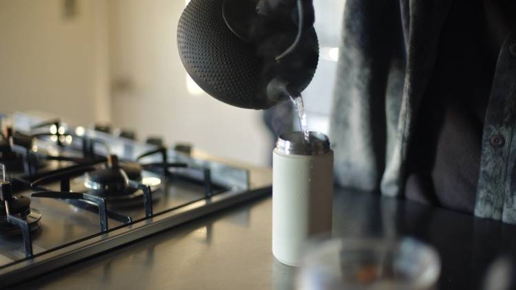 朝イチの白湯が逆効果になる人がいる?医師が警鐘を鳴らす「血管に負担をかける水分摂取」