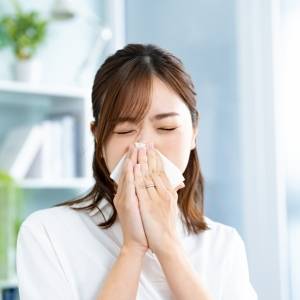 【お手軽ケア】花粉症のうっとうしいムズムズが緩和する魔法のツボ押し